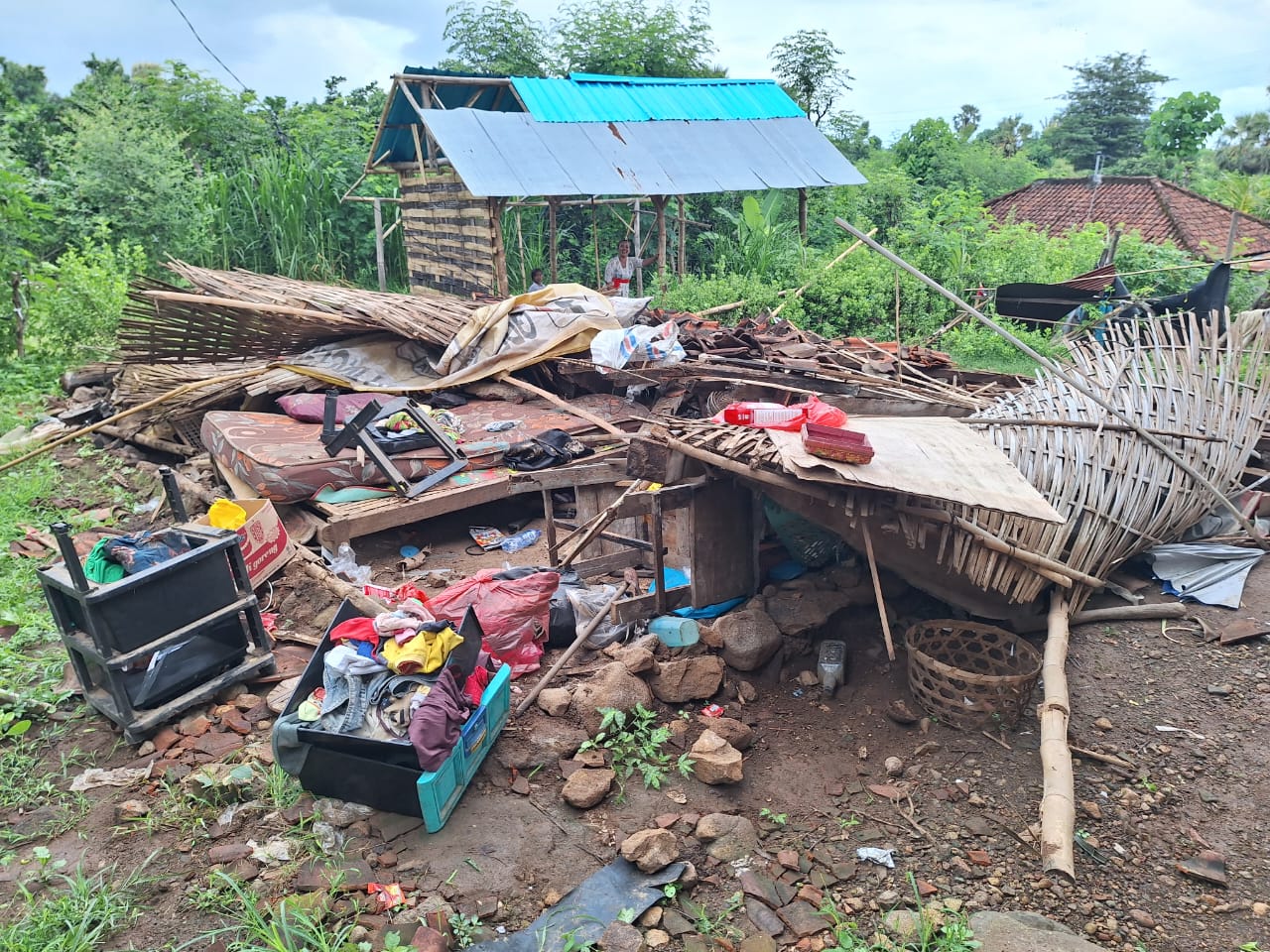 Rumah Kadek Suarjana di Patas, Buleleng roboh.