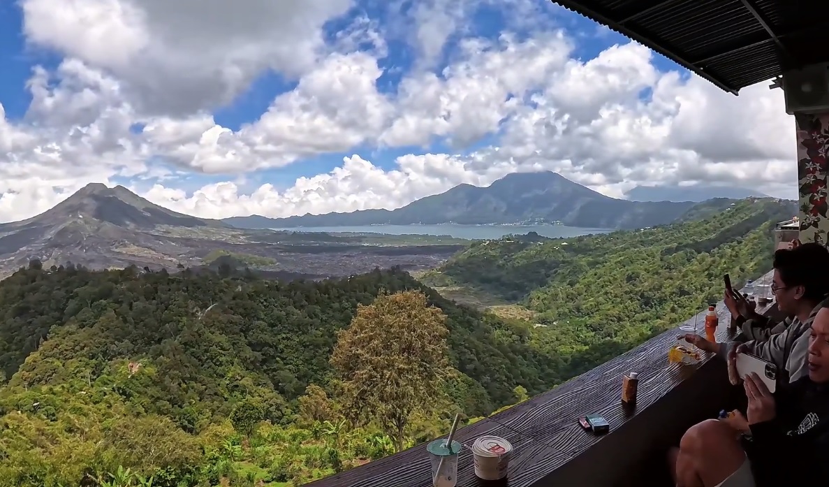 View di bagian belakang Indomaret Kintamani Bali yang sangat indah.