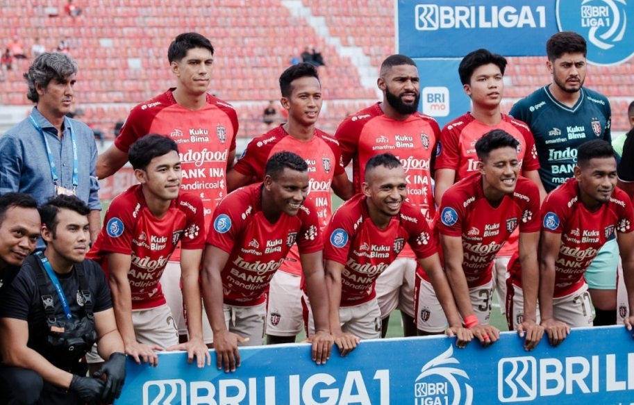 Tim Bali United dengan latar belakang kursi lengang Stadion Kapten I Wayan Dipta, Gianyar, Bali.