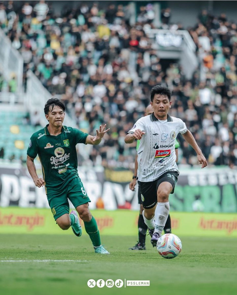 Wahyudi Hamisi (kanan) saat PSS Sleman melawan Persebaya Surabaya.