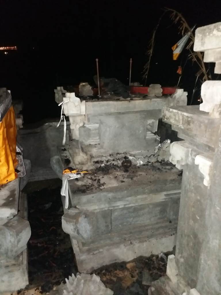 Pelinggih yang terbakar