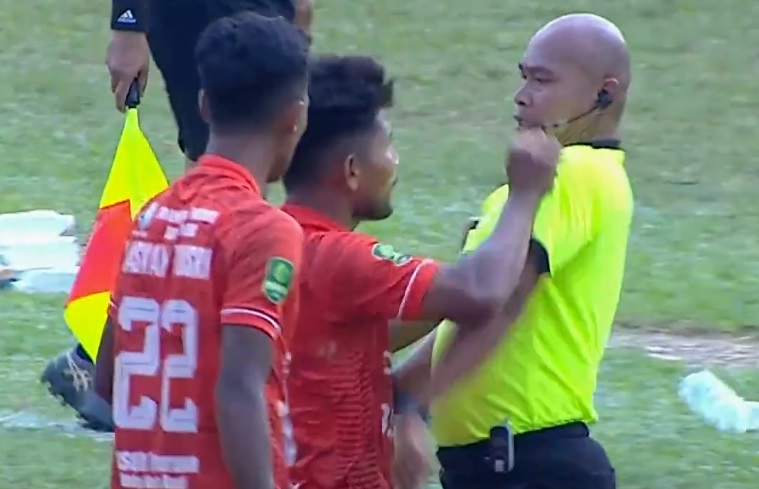 Eks Persebaya, Andik Vermansah terlihat emosi dan mendorong wasit Cahya Sugandi