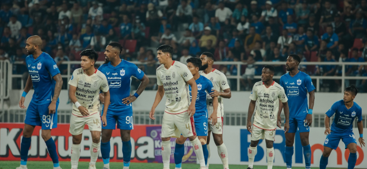 Para pemain Bali United (putih) dan PSIS Semarang pada laga putaran pertama lalu.