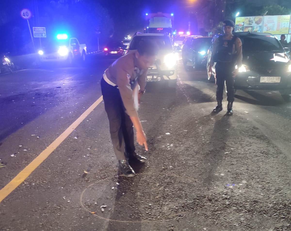 Polisi melakukan olah TKP kecelakaan maut di Mengwi, Badung, Bali.