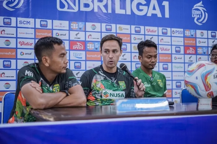 KITA TIDAK PERNAH KALAH: Paul Munster (tengah) optimistis Persebaya Surabaya bisa raih hasil positif di kandang Borneo FC, apalagi Persebaya Surabaya tidak pernah kalah. (Istimewa)