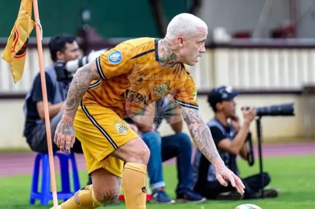 JADI KORBAN: Radja Nainggolan juga jadi korban aksi berbahaya Wahyudi Hamisi ketika laga Bhayangkara FC menghadapi PSS Sleman. (Instagram Radja Nainggolan)