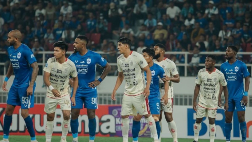 Pertemuan Bali United (jersey putih) dengan PSIS Semarang di putaran pertama Liga 1 musim 2023/2024.