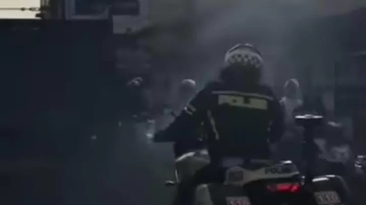 Aksi kejar-kejaran yang terjadi antara polisi dan sopir truk ugal-ugalan viral di media sosial. (Istimewa)
