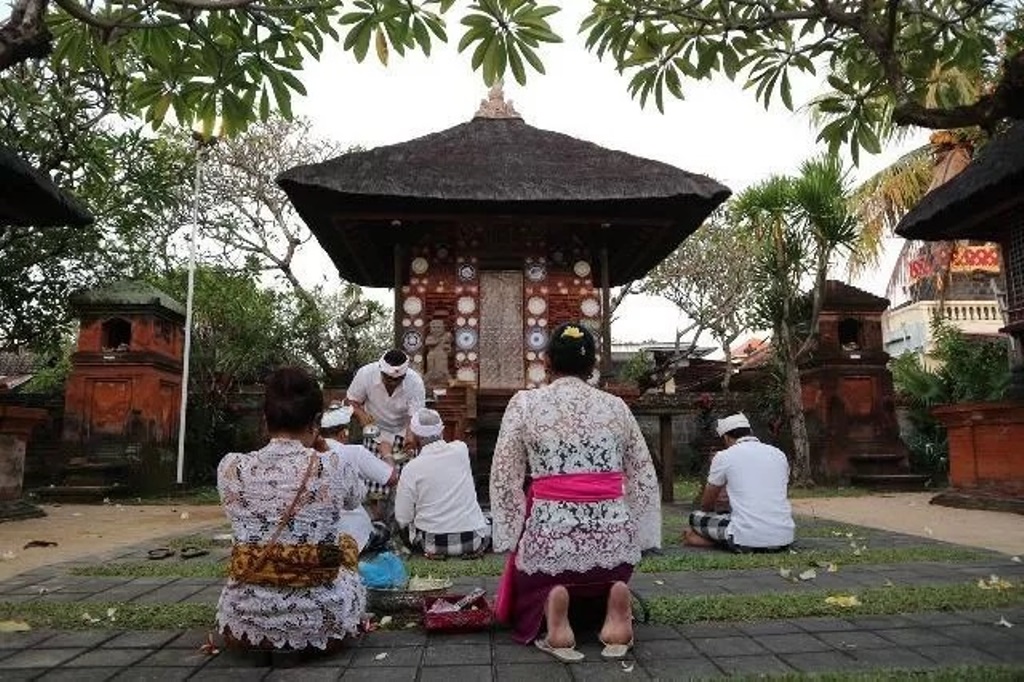 Pura Siwa Dampati terletak di Banjar Taman Sari, Desa Pakraman Intaran, Sanur, Denpasar, Bali.