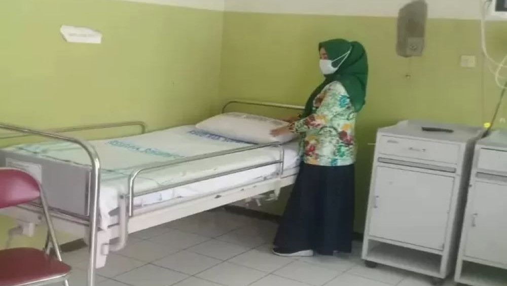 RUANG PERAWATAN: Petugas rumah sakit menyiapkan kamar perawatan anggota KPPS di Pati yang alami gangguan jiwa usai bertugas.