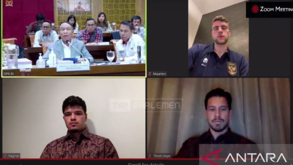 BERDARAH SOLO: Thom Haye bersama dua rekannya melakukan rapat dengan DPR RI secara virtual.
