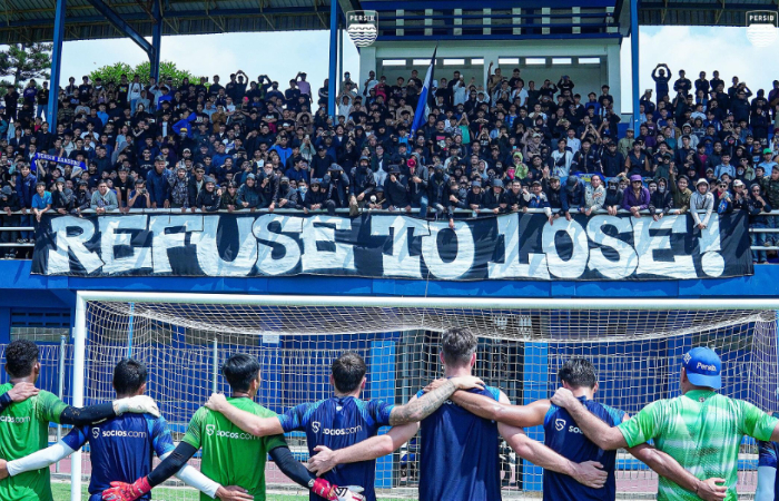 Bobotoh menonton saat Persib Bandung menggelar latihan jelang duel klasik lawan Persija Jakarta.