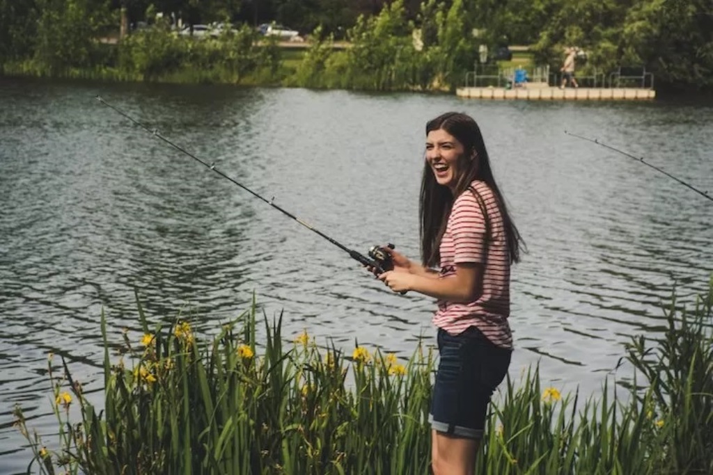 Ilustrasi orang memancing. Jangan pernah remehkan manfaat memancing bagi diri sendiri. (Brett Sayles via Pexels.com)