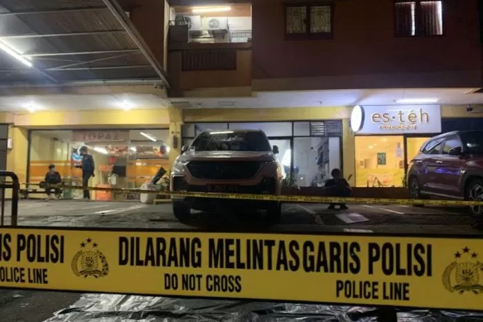 Kepolisian memasang garis polisi di lokasi satu keluarga tewas usai melompat dari Lantai 22 Apartemen Teluk Intan Penjaringan, Jakarta Utara, pada Sabtu (9/3). (Mario Sofia Nasution/Antara)
