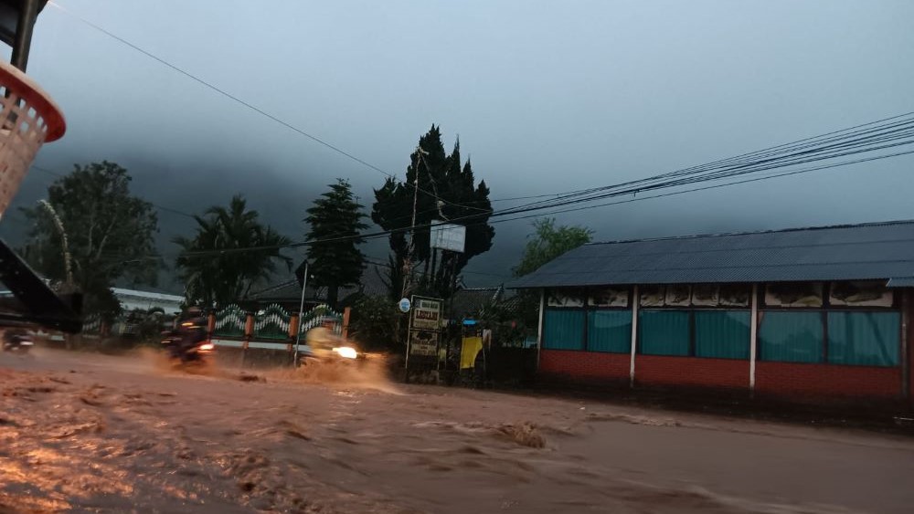 BANJIR: Curah hujan tinggi sejumlah titik termasuk jalur wisata terkenal di Bali Utara terendam banjir.