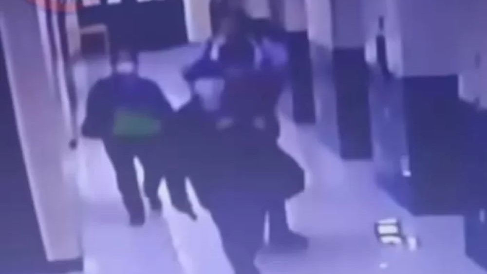 DETIK-DETIK JELANG AJAL: Keempat orang satu keluarga memasuki apartemen sebelum tewas bunuh diri terekam CCTV.