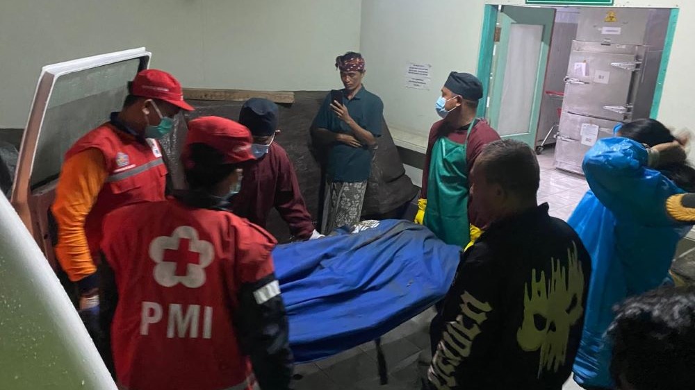 KORBAN TEWAS: Keluarga korban tewas tanah longsor di Buleleng Bali mengambil jenazah di RSUD Buleleng.