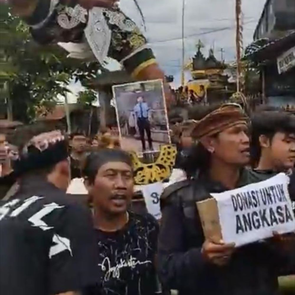 KUMPULKAN DONASI: Warga Menyali, Buleleng, Bali sambil mengarak ogoh-ogoh mengumpulkan donasi atas meninggalnya musibah tanah longsor, Kadek Angkasa.
