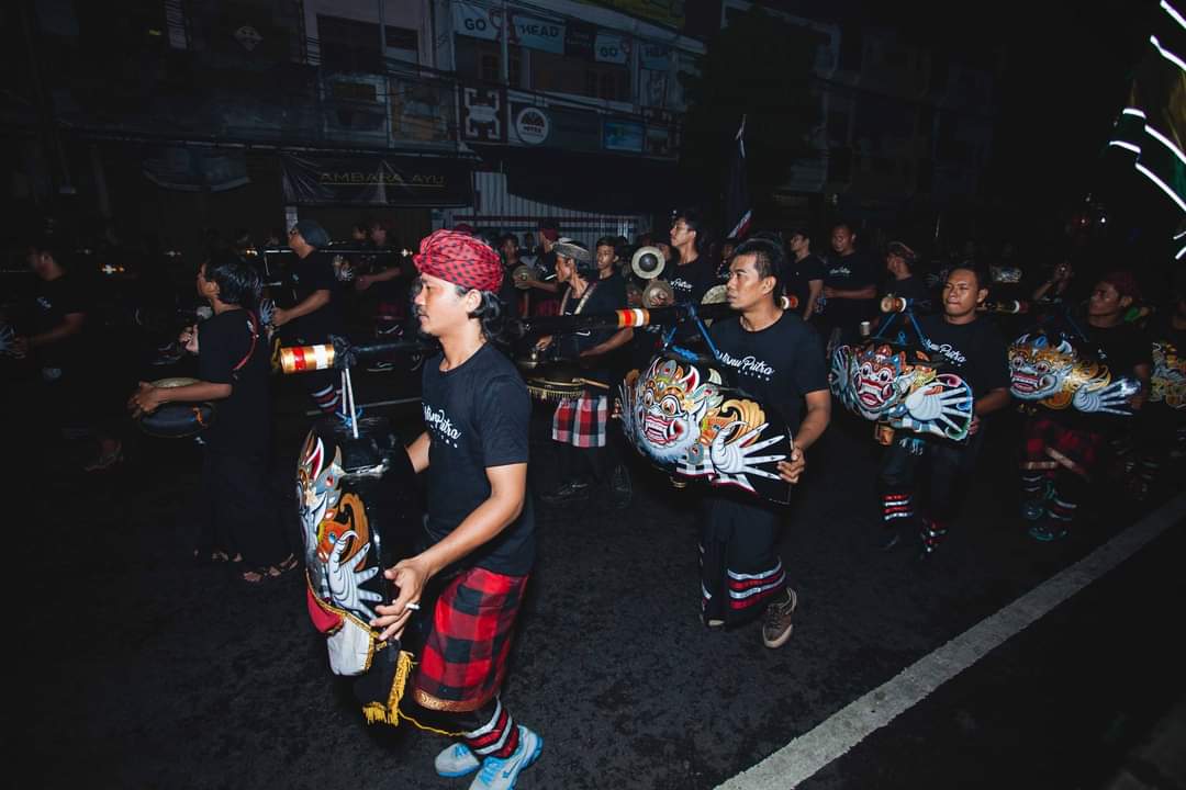 pementasan Kesenian Okokan keliling Desa Adat Kediri saat Malam Pengrupukan jelang Hari Raya Nyepi untuk nyomia Bhuta Kala