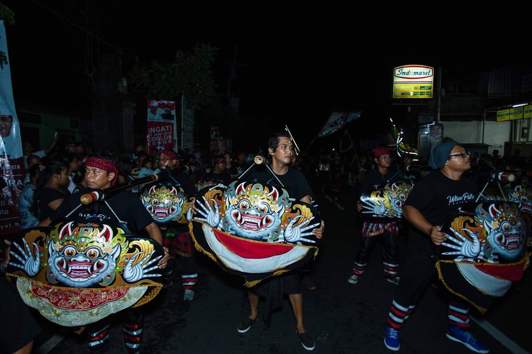 pementasan Kesenian Okokan keliling Desa Adat Kediri saat Malam Pengrupukan jelang Hari Raya Nyepi untuk nyomia Bhuta Kala