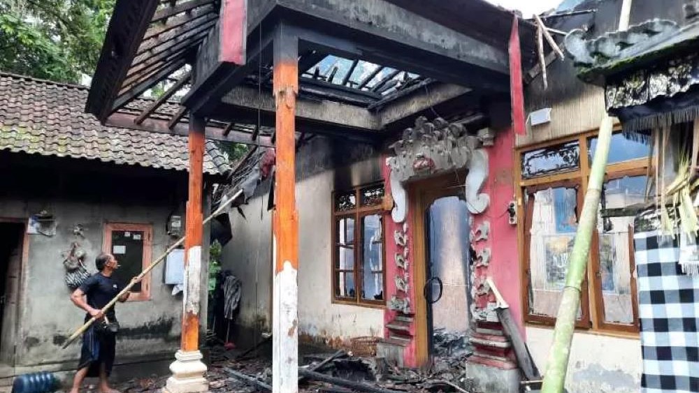 JADI ARANG: Tepat di Hari Raya Kuningan rumah milik Gede Karya di Karangasem kebakaran.