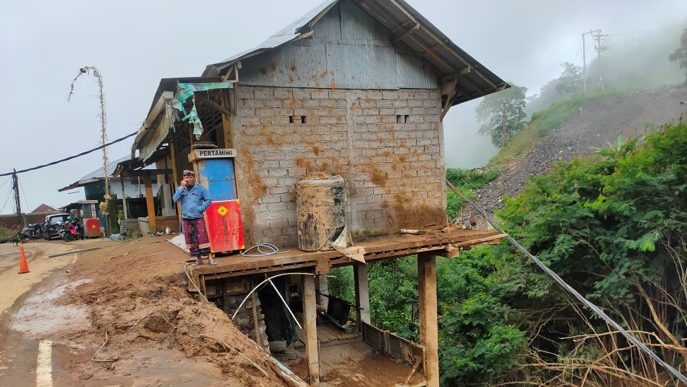 TETAP WASPADA: Musibah tanah longsor di Buleleng, Bali mengakibatkan kerusakan jaringan listrik, air, telepon seluler dan rumah warga.