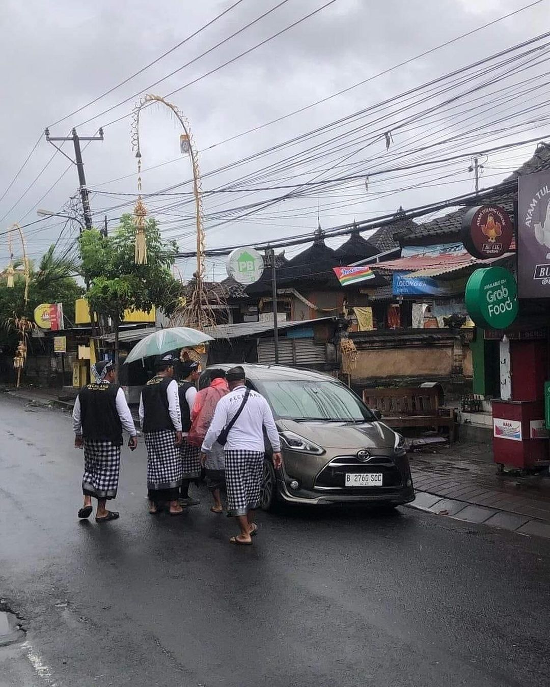 Mobil yang ditumpangi Ratna Sarumpaet dihentikan di Jalan Pantai Berawa, Desa Adat Tandeg, Desa Tibubeneng, Kuta Utara, Badung, Bali.
