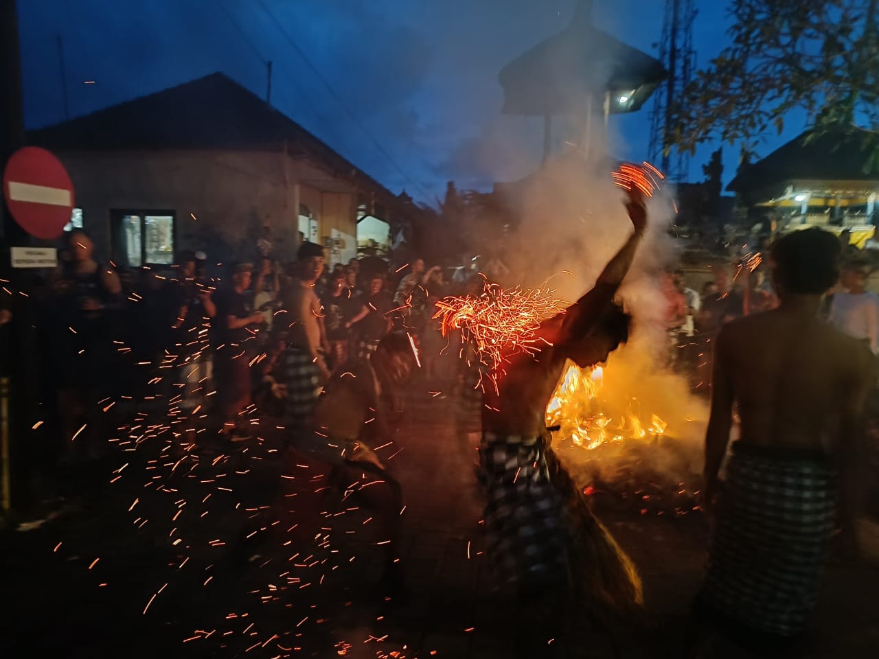 Tradisi perang api saat Hari Pengerupukan di Desa Adat Nagi, Ubud, Gianyar, Bali.