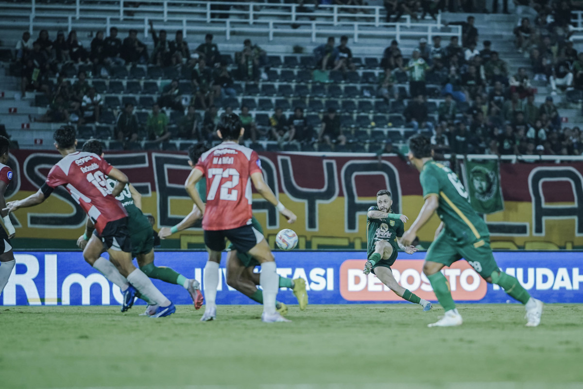 Laga Derby Suramadu antara Persebaya Vs Madura United berakhir imbang sehingga menguntungkan Bali United