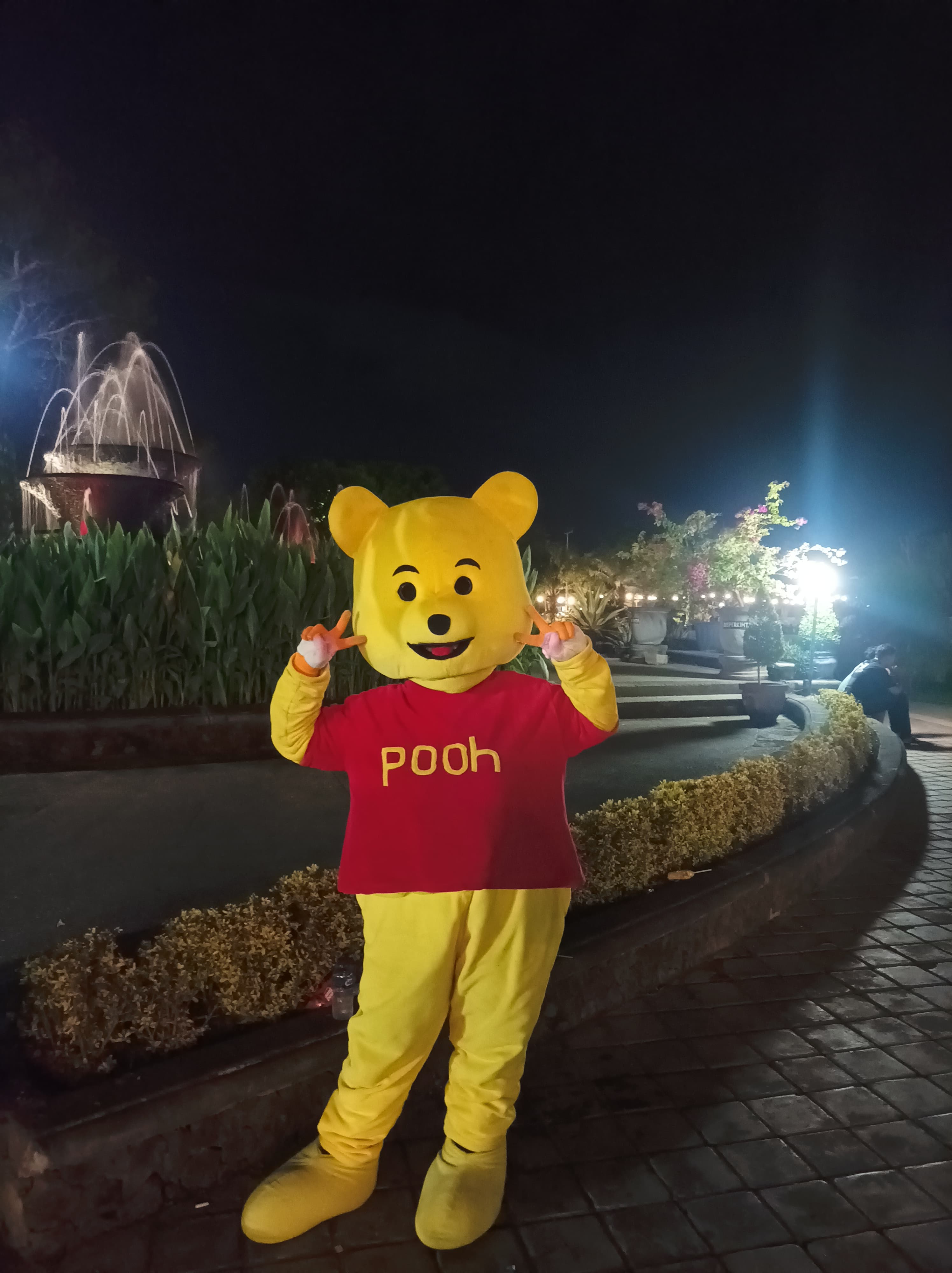 Ketut Desna dalam kostum badut Pooh di Taman Kota Singaraja, Buleleng, Bali.
