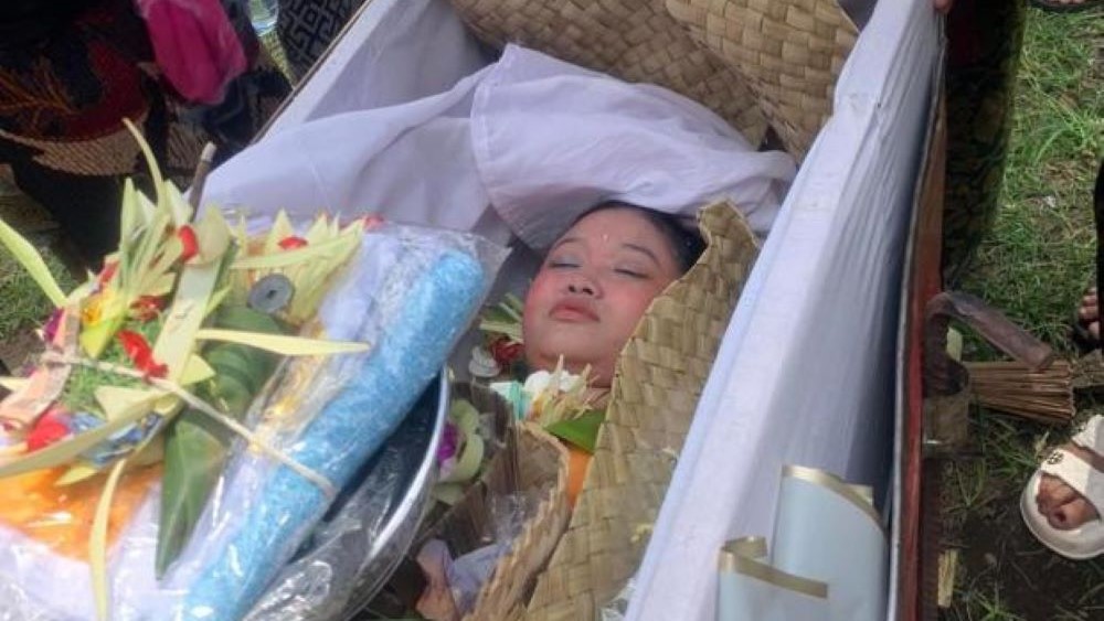 Jenazah Ayu Miranda dikremasi di kampung halamannya Karangasem, Bali, Minggu (17/3).