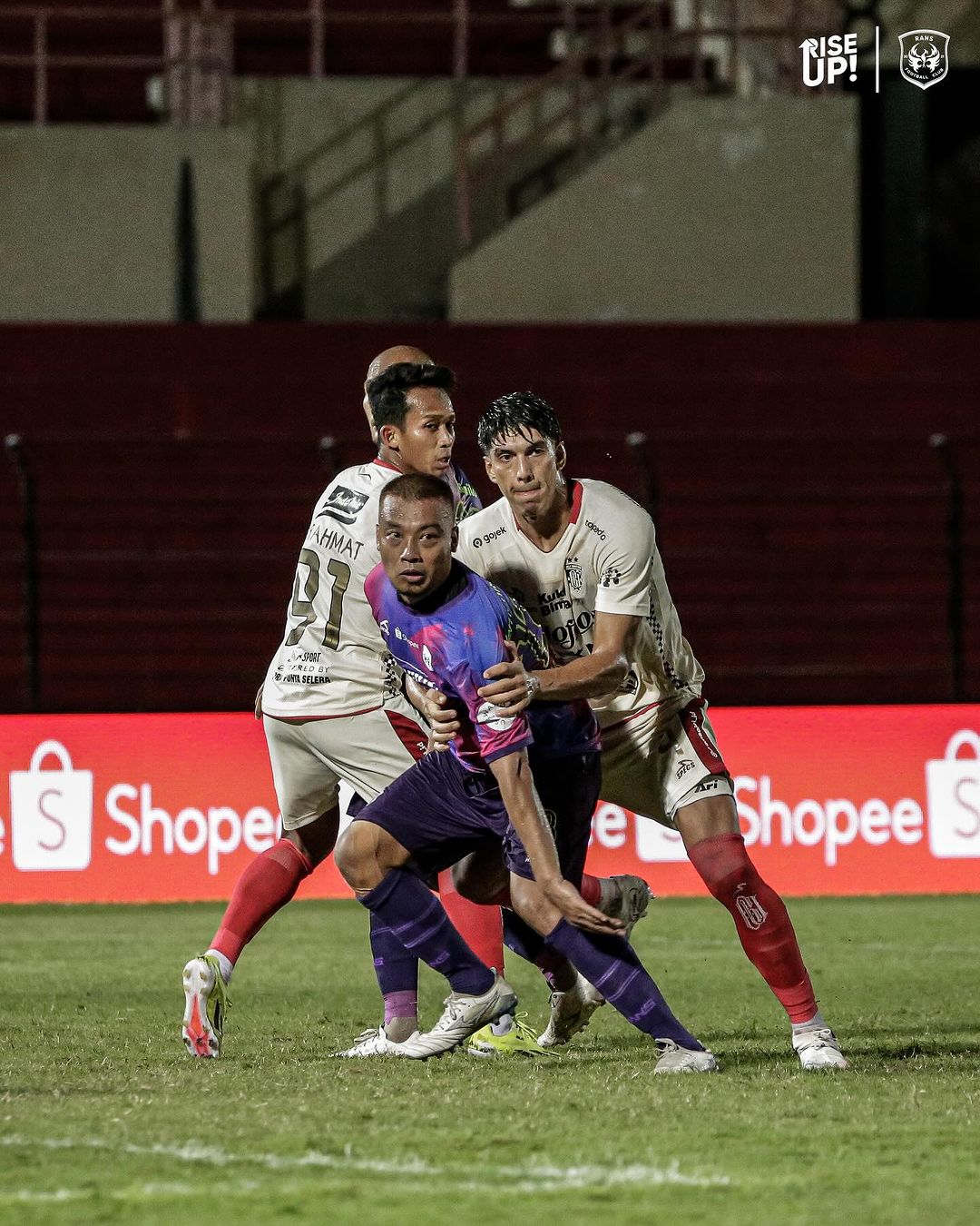 Selain sebagai bek, Hamka Hamzah juga kerap merepotkan pertahanan lawan. Seperti saat lawan Bali United dia kerap membantu serangan RANS FC