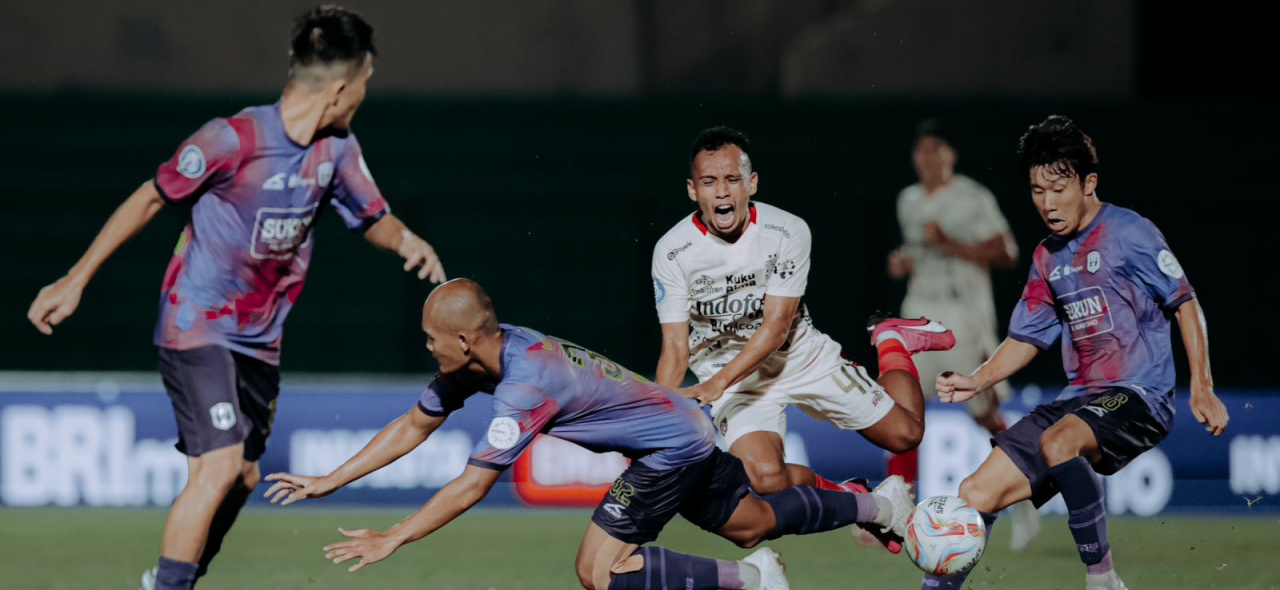 Pemain Bali United dikepung Rans pada pekan ke-29 BRI Liga 1