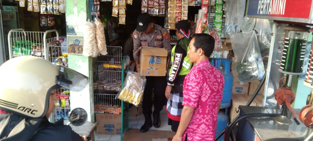 Petugas kepolisian menyita arak Bali di Badung