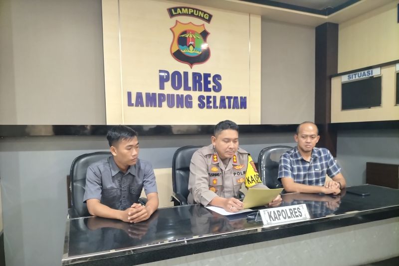 Suasana saat Kapolres Lampung Selatan AKBP Yusriandi Yusrin menerangkan kronologis kejadian tewasnya seorang pelajar akibat perang sarung di Kalianda. ANTARA/Riadi Gunawan.