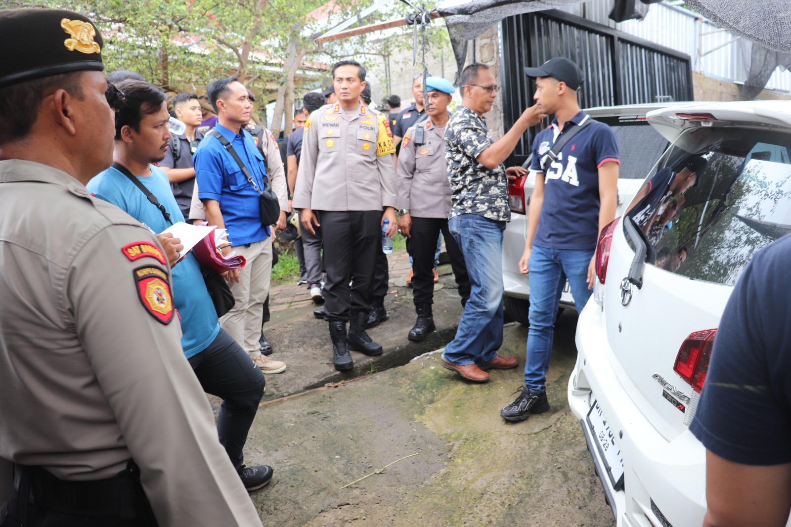 Penggeledahan di salah satu rumah di Desa Sidetapa, Buleleng yang diduga jadi gudang mobil hasil penggelapan.