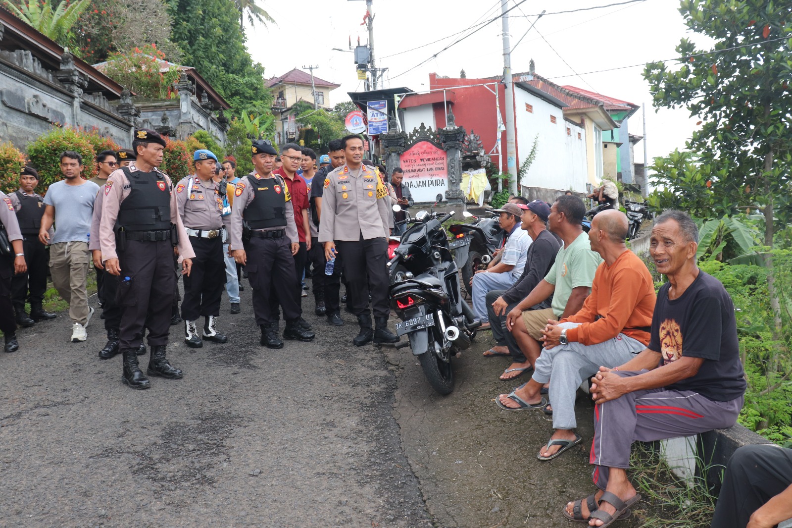 Kapolres Buleleng, AKBP Ida Bagus Widwan Sutadi bersama jajarannya ke Sidetapa, Banjar, Buleleng, Bali.