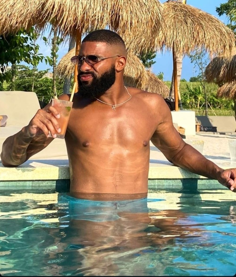 Jefferson Assis terlihat sedang santai di sebuah kolam renang.