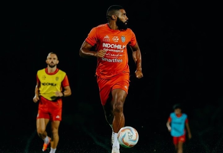 Punggawa Bali United saat latihan malam hari di Training Center Pantai Purnama beberapa waktu lalu.