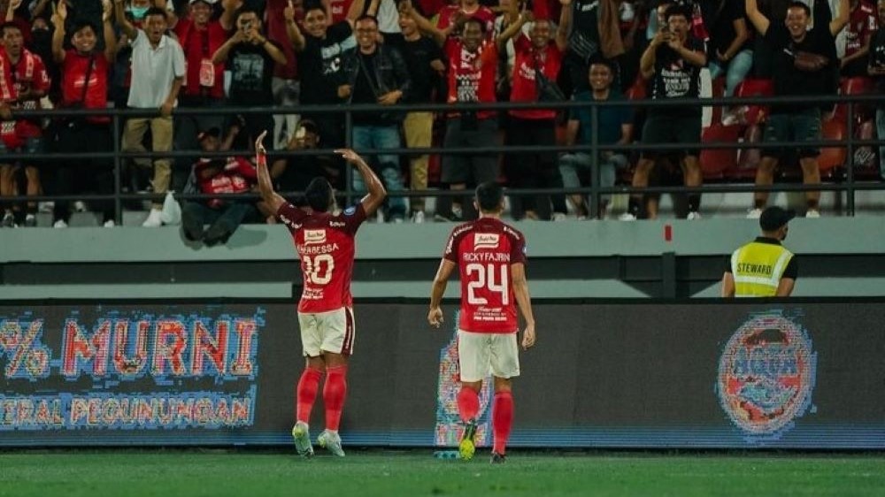 BERHARAP DUKUNGAN SUPORTER: Dua pemain Bali United, Eber Bessa dan Ricky Fajrin berselebrasi di depan Semeton Dewata di Stadion Kapten I Wayan Dipta, Gianyar