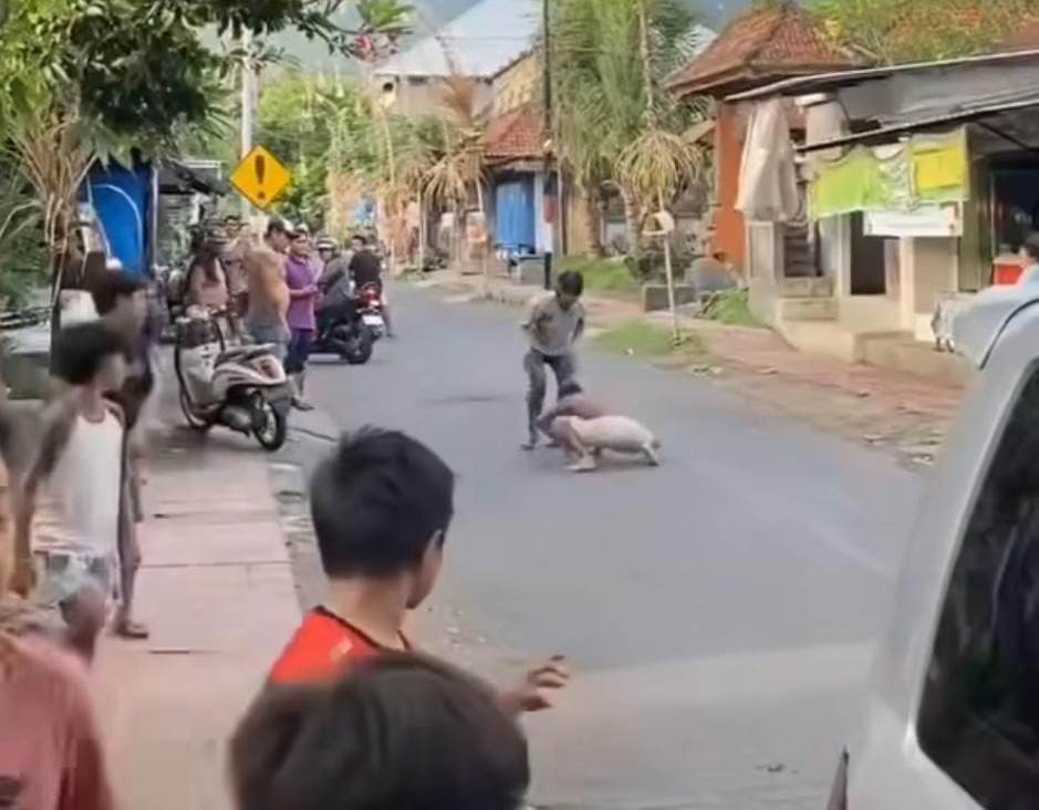 KESURUPAN : Tangkapan layar video buruh kesurupan di Dawan, Klungkung. (istimewa)