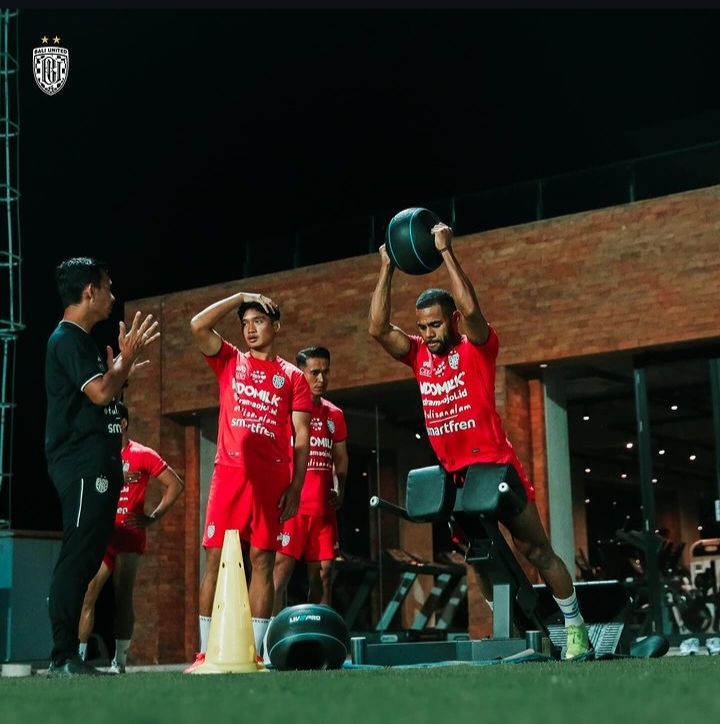 Pemain Bali United sedang menempa fisik di Training Center Pantai Purnama, Gianyar.