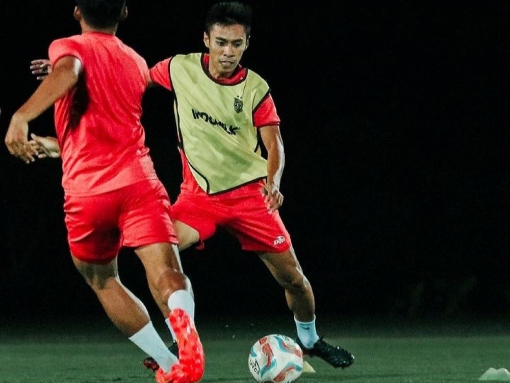 Kapten Bali United, Fadil Sausu (rompi) saat menjalani latihan bersama pemain lainnya di Training Center Pantai Purnama, Gianyar.