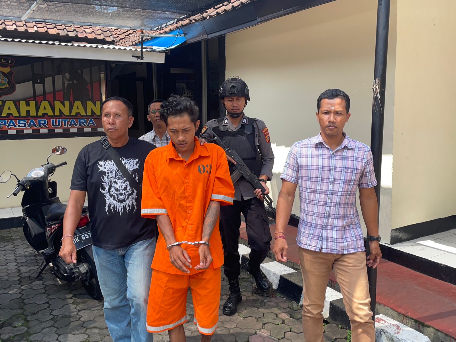 Pencuri motor bernama Muhamad Fendi Suhada di Mapolsek Denpasar Utara