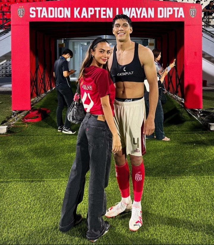 Elias Dolah dan kekasihnya, Dorothy Petzold di Stadion Kapten I Wayan Dipta, Gianyar, Bali.