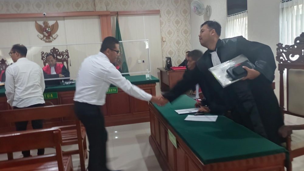 TOLAK DAKWAAN: Terdakwa kasus investasi bodong menyampaikan eksepsi pada sidang lanjutan di PN Denpasar.
