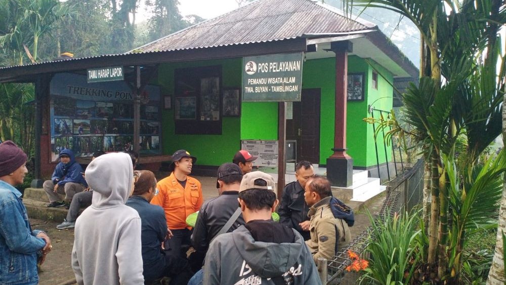 PENCARIAN: Tim SAR Bali bergerak melakukan pencarian empat orang hilang di Gunung Sanghyang.