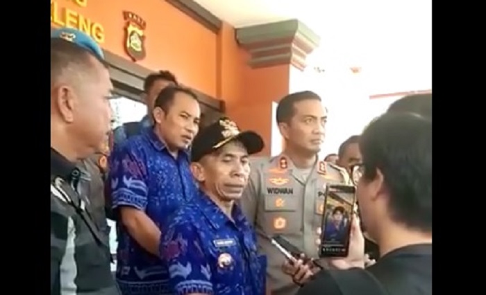Perbekel Desa Sidetapa Made Sutama di Mapolres Buleleng.
