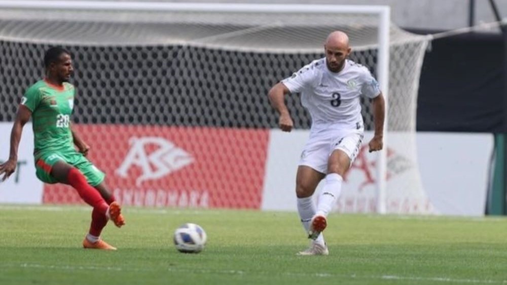 Gelandang timnas Palestina dan Bali United, Mohammed Rashid (nomor 3) saat menghadapi Bangladesh di matchday keempat Kualifikasi Piala Dunia 2026.