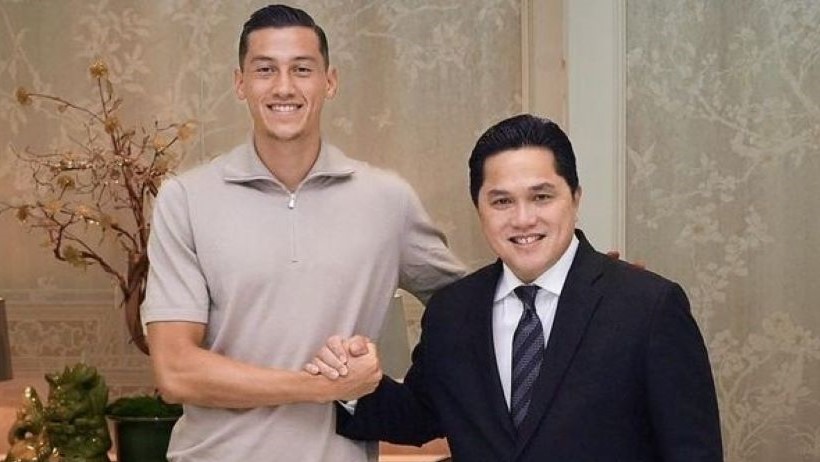Jay Idzes bersama Ketua Umum PSSI, Erick Thohir.
